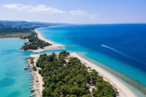 Αυτό είναι το νησί του Αιγαίου με τις ομορφότερες και πιο καθαρές παραλίες, σύμφωνα με διεθνή ΜΜΕ