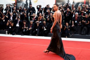 Ολίβια Γουάιλντ: Φόρεσε το τουίντ Chanel ταγιέρ με τον πιο μοντέρνο τρόπο - To σέξι τοπ και οι cowboy boots - εικόνα 15