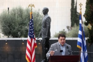 "Αγνώριστος" ο πρέσβης των ΗΠΑ Τζορτζ Τσούνης - Η αισθητή απώλεια κιλών και τα σχόλια