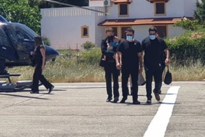 Γλυκά Νερά: Ραγίζουν καρδιές στο τελευταίο αντίο στην Καρολάιν -  Ανείπωτος θρήνος στην κηδεία στην Αλόννησο [Εικόνες - βίντεο] - εικόνα 8