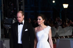 Βασιλικές εμφανίσεις: Το πανάκριβο τζιν φόρεμα της Κέιτ Μίντλετον - με Zara 23 λιρών η Σάρλοτ - εικόνα 2