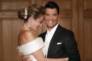 Ο Σάκης Ρουβάς κόβει ξύλα με κοστούμι και σνίκερς - Το βίντεο που προκάλεσε σχόλια - εικόνα 5