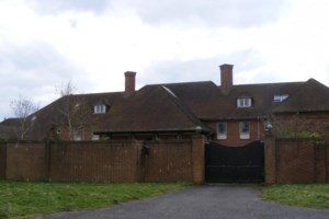 Γιατί η Βιρτζίνια Ρόμπερτς Τζιούφρι μηνύει τώρα τον πρίγκιπα Άντριου