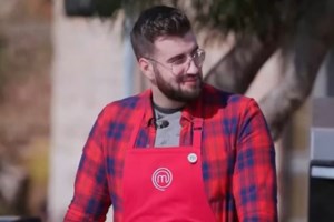 MasterChef: Το ανελέητο και απαράδεκτο bullying των κριτών στον Σταύρο Βαρθαλίτη για το ντύσιμό του "Πονέσαν τα μάτια μας" [Βίντεο]
