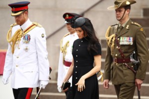 Θα τους ανακρίνει όλους η βασίλισσα Ελισάβετ: Σε ρόλο... Άγκαθα Κρίστι για να λάμψει η αλήθεια - εικόνα 8