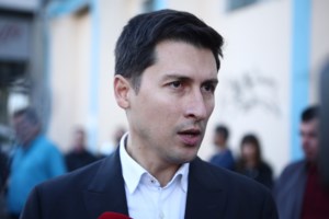 Χειροκρότησαν τον Καλλιάνο μέσα στην εκκλησία επειδή δεν ψήφισε τον γάμο των ομόφυλων - Φώναζαν "άξιος" [βίντεο] - εικόνα 2