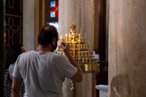 Πάρος: Πιστή άρπαξε από τον παπά και έσκισε την εγκύκλιο της Ιεράς Συνόδου υπέρ του εμβολίου