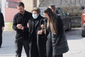Καίτη Κωνσταντίνου: Ο Τζόρας της στον τελευταίο αποχαιρετισμό μαζί με τους αγαπημένους της - εικόνα 3