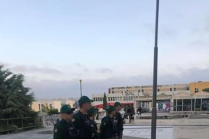 Μπάχαλο ξανά έξω από την Πανεπιστημιούπολη: Τα έκαναν "γυαλιά-καρφιά", τραυματίστηκαν αστυνομικοί, κάηκαν ΙΧ - εικόνα 2