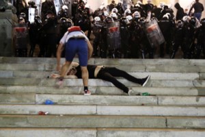 Βελιγράδι: Ο Βούτσις έκανε πίσω και απέσυρε το lockdown του Σαββατοκύριακου μετά την "πολιορκία" της Βουλής