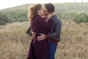 Άγριες Μέλισσες: Ο Βόσκαρης εισβάλλει στο σπίτι της Ελένης για να την βιάσει