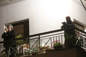 Επικό: Γιαγιάδες βγήκαν στο μπαλκόνι και τραγουδούσαν "Ο χάρος βγήκε παγανιά" [βίντεο]