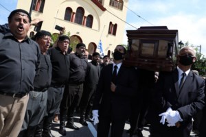 Μίκης Θεοδωράκης: "Κλαίει κι η μάνα μου στο μνήμα" - Το συγκλονιστικό τραγούδι του Μπάση πάνω από τον τάφο μαζί με την Μαργαρίτα - εικόνα 2