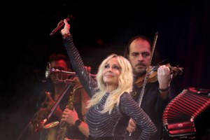 Η σκληρή γυμναστικής της Άννας Βίσση: "Βραδινή βάρδια" στο γυμναστήριο με βάρη, κοιλιακούς και σκουότ - εικόνα 6