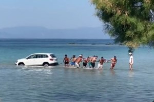Τρίπολη: Μπήκε στο αντίθετο ρεύμα και συγκρούστηκε με αστυνομικό βαν - Ενας νεκρός, σμπαράλια τα αυτοκίνητα