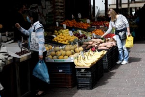 "Βόμβα" ακρίβειας στην τσέπη μας: Ανεβαίνουν τα πάντα ενώ κόβονται τα μέτρα στήριξης - εικόνα 2