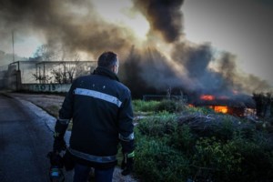 Συναγερμός στα Τρίκαλα: Μεγάλη φωτιά στο εργοστάσιο "Υφαντής" [Εικόνες]