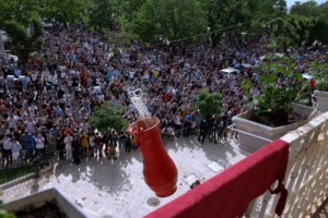 Κέρκυρα "μπότηδες": Απίστευτη κοσμοσυρροή εν μέσω πανδημίας - Σαν διαδήλωση και κορονοπάρτι μαζί - εικόνα 4