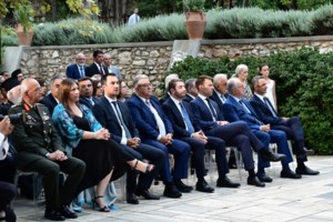 Τέμπη: "Όταν η Σακελλαροπούλου πετούσε λουλούδια, διασώστης μάζευε ό,τι απέμεινε από τον γιο μου"