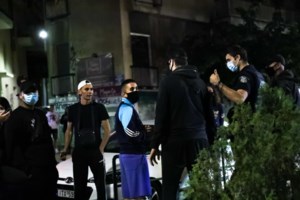 Κορονοπάρτι στο Περιστέρι: Αγανάκτησαν οι κάτοικοι και έριχναν κουβάδες με νερό στα ΙΧ που επαιζαν μουσική - εικόνα 3