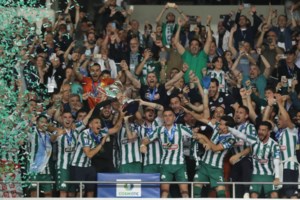 Τελικός Κυπέλλου: Στο ΟΑΚΑ με τους γιους του ο Τσίπρας - Πολιτικοί και ηθοποιοί που βρέθηκαν στις εξέδρες [εικόνες] - εικόνα 3