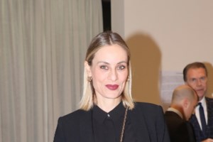 Λευκό φόρεμα το φθινόπωρο: Η Έλενα Ράπτη φόρεσε ιδανικά το καλοκαιρινό λευκό μίντι φόρεμα - εικόνα 9