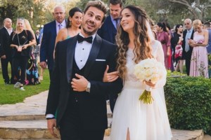 Άκης Πετρετζίκης: Βόλτα με τον γιο του Αχιλλέα και τη σύζυγό του στο κέντρο της Αθήνας - εικόνα 5