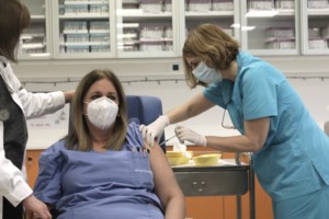 Εμβολιασμοί: 3.779 μέχρι σήμερα - Σε τρεις φάσεις από Δευτέρα οι υγειονομικοί - Οι απαντήσεις στις καταγγελίες - εικόνα 6