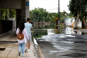 Κακοκαιρία "Ιανός": Διασώθηκε η τριμελής οικογένεια στους Σοφάδες Καρδίτσας