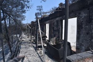 Μακάβριο εύρημα στα Βίλια: Βρέθηκε ανθρώπινο κρανίο σε αποθήκη σε καμένη περιοχή [Βίντεο]