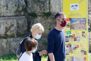 Σία Κοσιώνη: Με σκισμένο τζιν και δερμάτινο στο Ζάππειο μαζί με τον Δήμο Μπακογιάννη - εικόνα 9