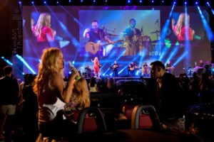 Θέμα στον Guardian η drive in εμφάνιση της Ν. Θεοδωρίδου στη Γλυφάδα- Eτσι θα είναι πλέον οι συναυλίες; - εικόνα 3