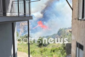 Φωτιά στον Ασπρόπυργο: Επεκτάθηκαν σε εργοστάσιο λιπαντικών οι φλόγες - Κλειστοί δρόμοι και μήνυμα 112 - εικόνα 2