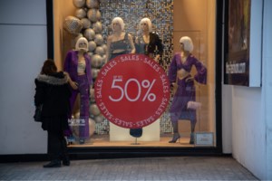 Χειμερινές εκπτώσεις 2024: Πόσο θα διαρκέσουν - Ποια Κυριακή θα λειτουργήσουν τα καταστήματα