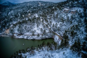 Η κακοκαιρία Ελπίς πήγε... Μύκονο και Σαντορίνη: Εντυπωσιακές εικόνες από τα χιονισμένα νησιά των Κυκλάδων - εικόνα 11