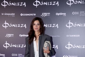 Λίνα Πρίντζου: Το vintage δαντελένιο φόρεμα και ο ιδιαίτερος τρόπος που φόρεσε τα πέδιλά της με καλτσάκια - εικόνα 5