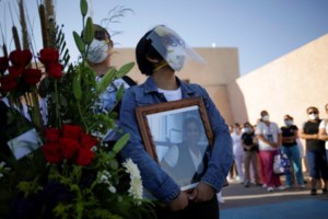 Αδιανόητο περιστατικό στη Βραζιλία: Πέθανε μέσα σε σούπερ μάρκετ, τον σκέπασαν με ομπρέλες και συνέχισαν τα ψώνια [Εικόνες]