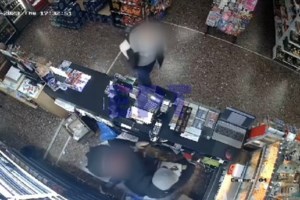 Τρόμος στην Εθνική Οδό για δύο αδερφές- Έκαναν στάση σε πάρκινγκ και κουκουλοφόροι τις "έγδυσαν" - εικόνα 2