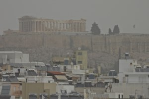 Επιμένει και σήμερα η αφρικανική σκόνη με βροχές και καταιγίδες – Κακοκαιρία express από αύριο, έρχεται βαθύ βαρομετρικό χαμηλό