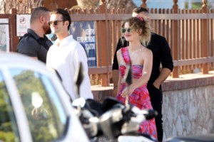 Ροϊλός - Μανούρη: Η... ροκ εμφάνιση του ζευγαριού σε βραδινή έξοδο στο θέατρο [εικόνες]