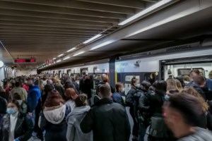 H μετάλλαξη Όμικρον φέρνει νέα μέτρα: Μόνο με μοριακό τεστ η είσοδος στην Ελλάδα - Ανησυχία στην κυβέρνηση