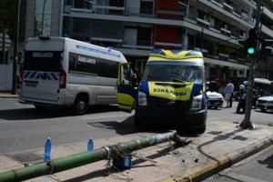 Πώς έγινε το τροχαίο με το ασθενοφόρο στο κέντρο της Αθήνας - Σε σοβαρή κατάσταση στη ΜΕΘ δύο από τους πέντε τραυματίες - εικόνα 2