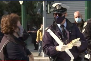 Πολυτεχνείο: Πολιτική κόντρα για τις παράνομες συγκεντρώσεις - Τι απαντά η ΕΛΑΣ για τα επεισόδια και τα "σκισμένα πουκάμισα" - εικόνα 5