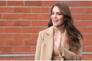 Κέιτ Μίντλετον: Με πλεκτό μίντι φόρεμα από τα Mango και croc-embossed τσάντα Jimmy Choo - εικόνα 13