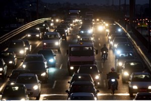 28η Οκτωβρίου: Απέραντο πάρκινγκ η Εθνική οδός - Μαρτύριο η επιστροφή - Γιατί κόλλησαν τα ΙΧ στη Λαμία [εικόνες - βίντεο] - εικόνα 6