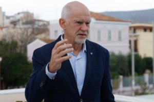 Ο Γιώργος Παπανδρέου έγινε 70: Παίζει κιθάρα στη μητέρα του και της τραγουδά "Καλημέρα Ηλιε" - εικόνα 2