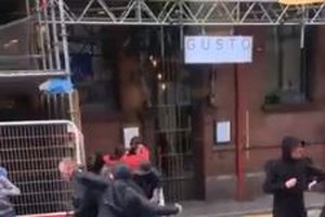 Χάντμπολ - ΑΕΚ: Άναδρη επίθεση Πορτογάλων χούλιγκαν σε Έλληνες φιλάθλους με λοστούς και μαχαίρια στη Λισαβώνα