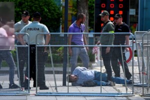 Ρόμπερτ Φίτσο: Συγκλονιστικές εικόνες από τη μεταφορά του τραυματισμένου Σλοβάκου πρωθυπουργού [Βίντεο] - εικόνα 5