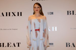 Έκλαψε η Έμα Στόουν με την εξομολόγηση θαυμαστή της με αυτισμό- Κατέβηκε από την σκηνή και τον πήρε αγκαλιά - εικόνα 2