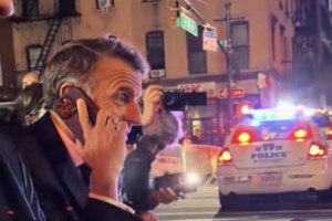 Ερντογάν όπως... Μακρόν: Ο Τούρκος πρόεδρος κόλλησε και αυτός στην κίνηση και αναγκάστηκε να συνεχίσει με τα πόδια